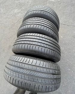 225 55 18 Hankook con 80% de vida las 4