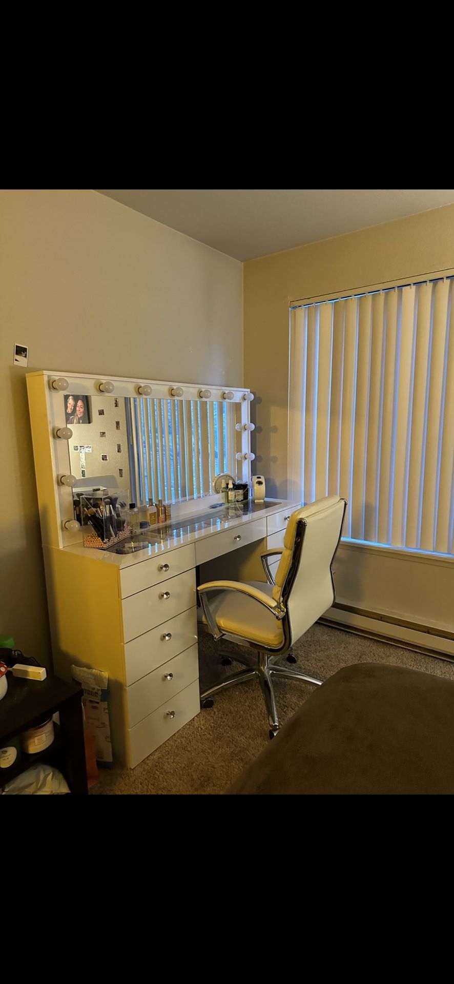 Makeup Vanity With Hollywood Lights