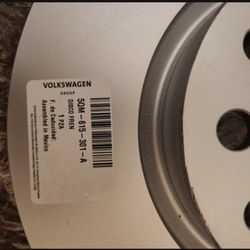 Genuine VW FRONT ROTORS DRIVER
AND PASSENGER SIDE 5QM 615 301 A