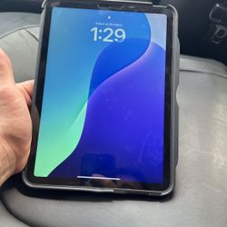 IPAD AIR // VERY CLEAN MINT CONDITION // NO SCRATCHES