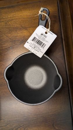 New .5 lt Cast Iron saucepan