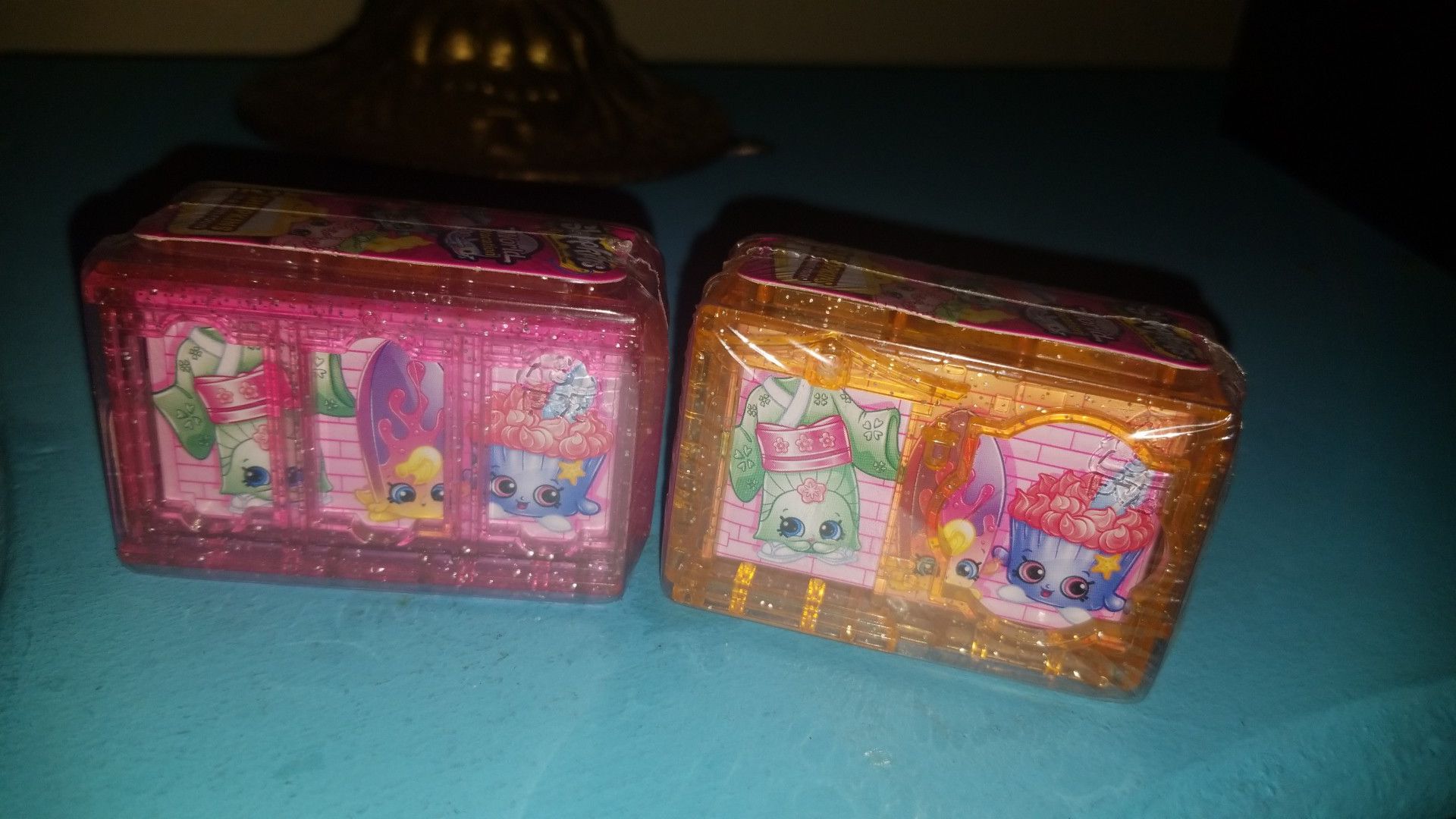2 Shopkins in A Twin Room