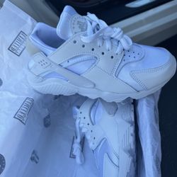 Nike huarache Triple White Size 5.5 W
