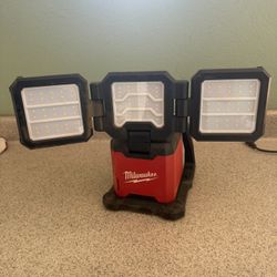 Milwaukee Triple Panel light 