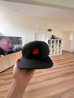 Hat with boxing gloves stitch