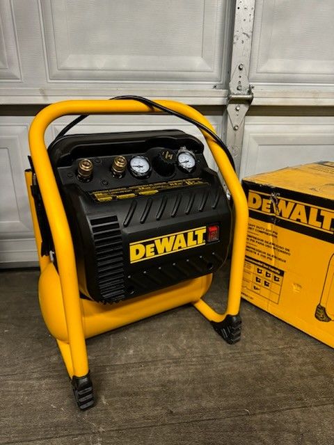 Dewalt 2.5 Gal. Portable Electric Heavy Duty 200 PSI Quiet Air Compressor