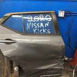2020 Nissan Kick Rear Right Glass