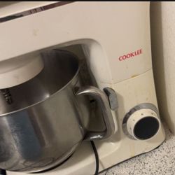 Cooklee Mixer With Attachments 