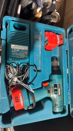Makita 6211D Cordless 3/8 Dr. 12 Volt Drill w/2 Battery Charger & Case