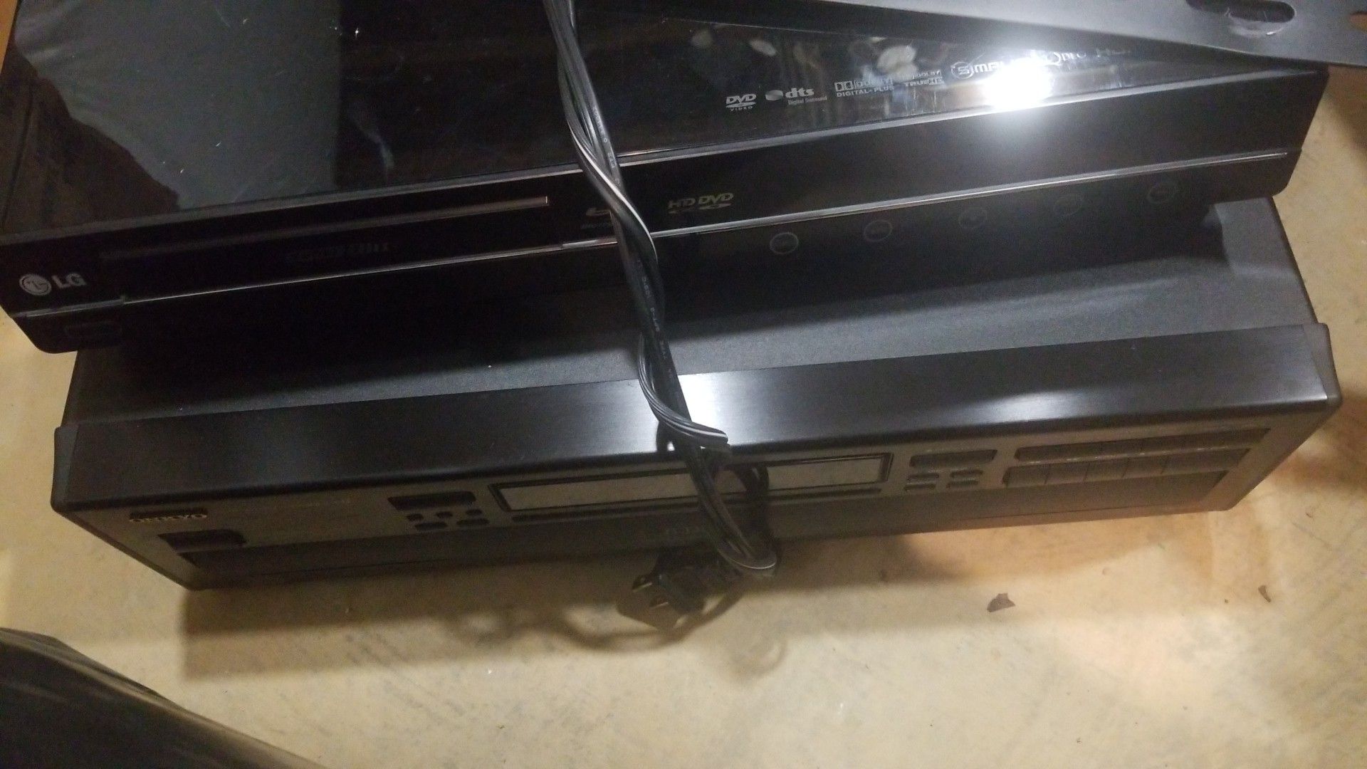 DVD BLUE RAY PLAYER AND 6-CD CHANGER
