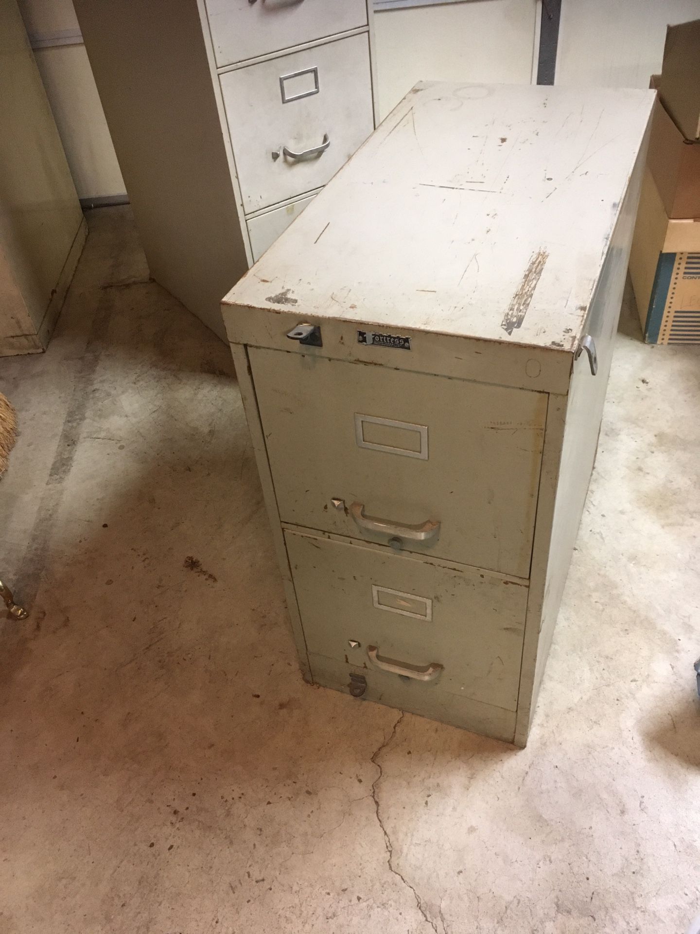 2 drawer file cabinet sturdy but stubborn