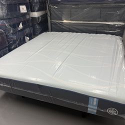 KING SIZE TEMPURPEDIC LUXEBREEZE (SOFT) MATTRESS & BOX SPRINGS BED SET