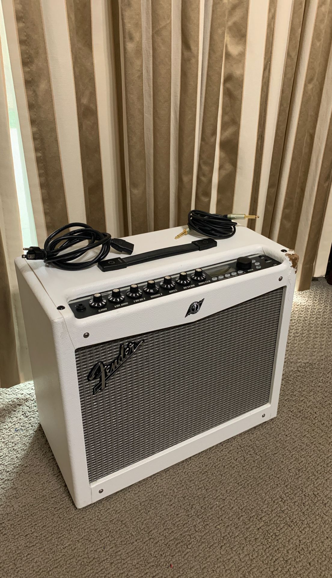 Fender Mustang 3 v2 guitar amp special edition white