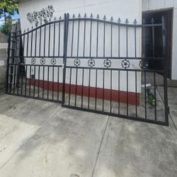 7'TALL X 20' LONG HEAVY DUTY GATE STURDY NEW NICE DESIGN READY TO INSTALLED COLOR BLACK,IF SOMEBODY WANT IT LET ME KNOW PLEASE HABLO ESPAÑOL 