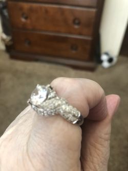 Round brilliant solitaire cubic encased w/round stones on sided in sterling silver size 9