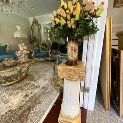 Very gorgeous columns and the flowers