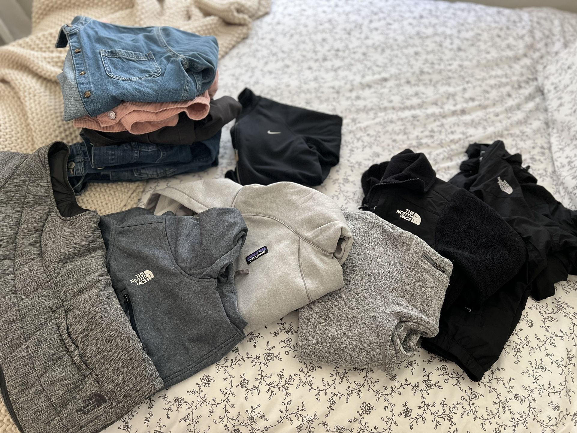 Women’s 12 Piece Clothing bundle. Patagonia/North face/Nike/Hollister/Old Navy/Forever 21/ Levi’s. Sizes XS & Small