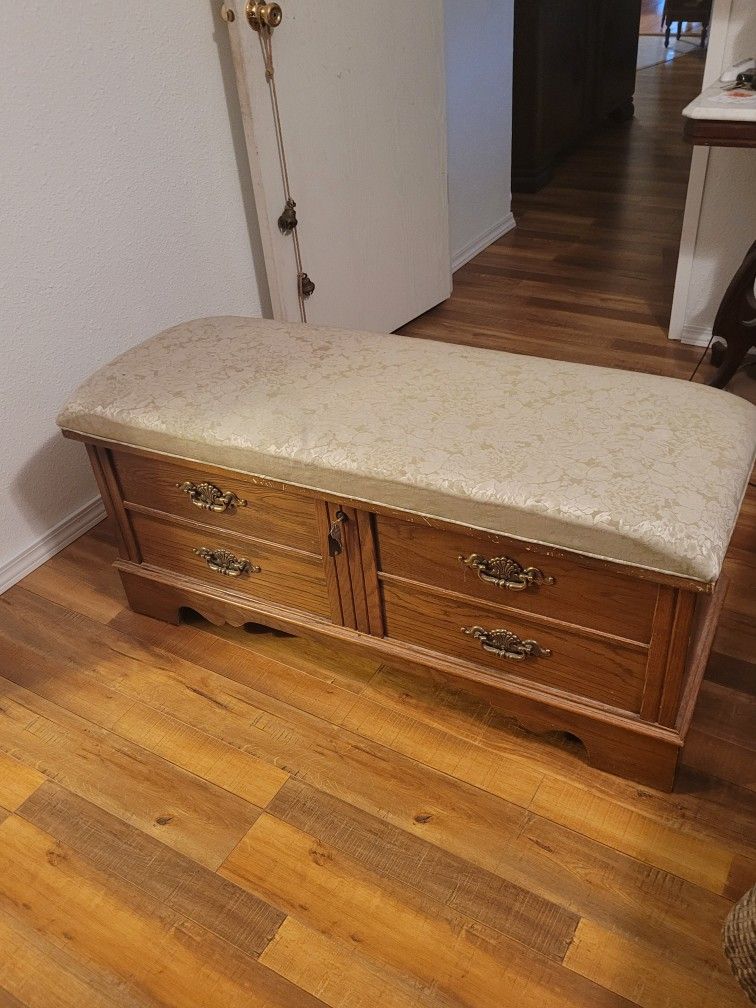 Vintage Lane Hope Chest/Foot Of Bed Bench