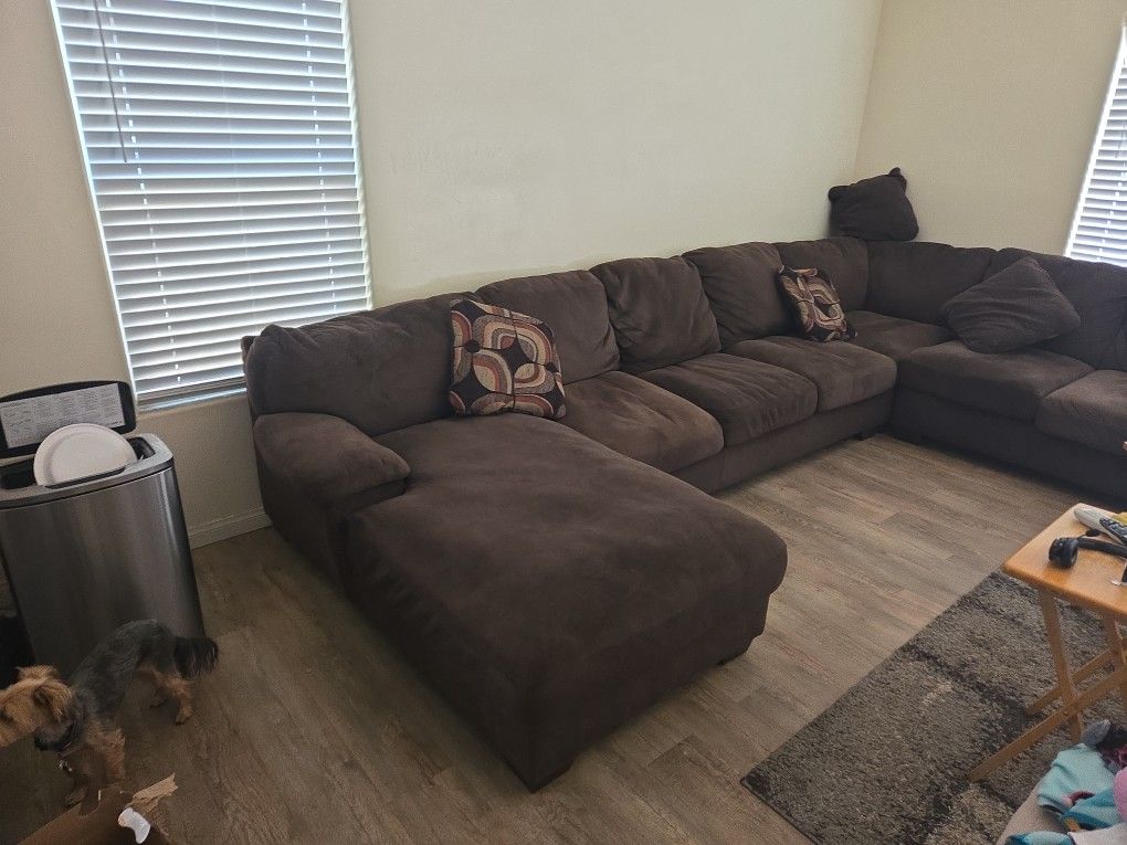 Couch / Sofa . Sectional !!! FREE !!!