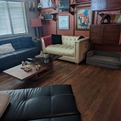 Love Seat Leather In Good Condition