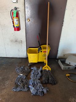 Rubbermaid commercial mop & bucket
