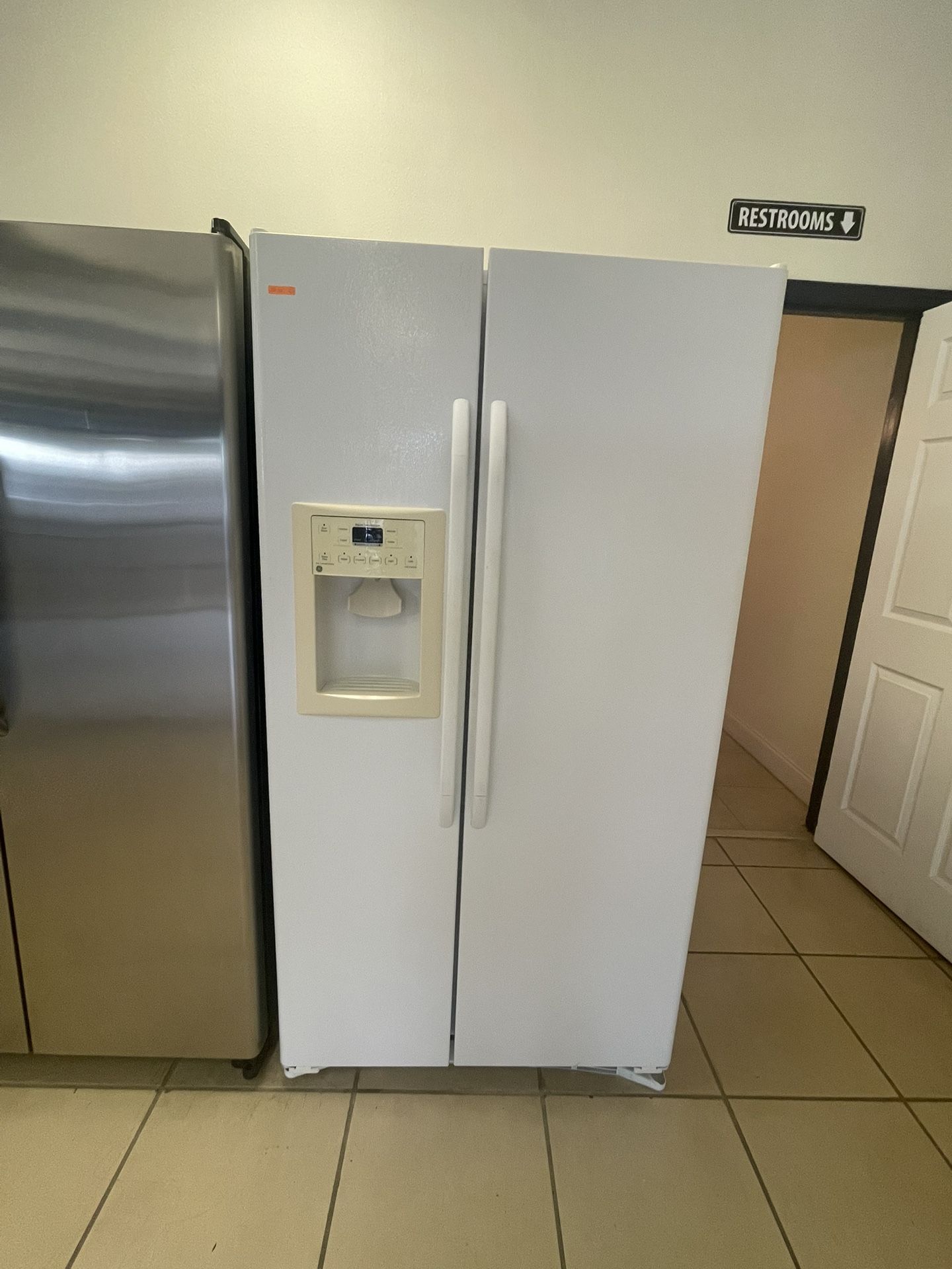 GE SIDE BY SIDE FRIDGE WHITE 