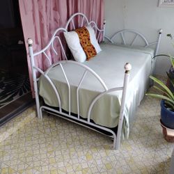 Vintage White Decorative Metal Bed Frame With Pull Out Mattress 
