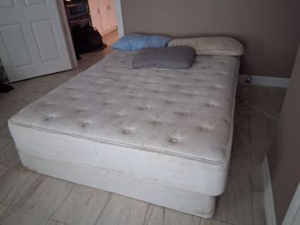 Queen size mattress and box spring