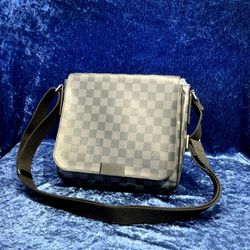 Louis Vuitton District Messenger Bag Damier Graphite 