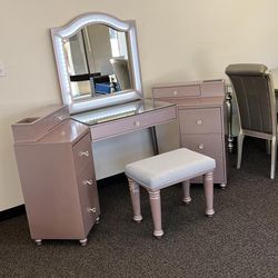 💄Pink Vanity makeup Set$10 Down Payment Financing and Delivery available