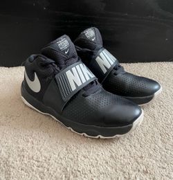 Nike Team Hustle D 8 (GS) Size 5Y. Light worn