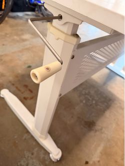 Hand crank stand up desk