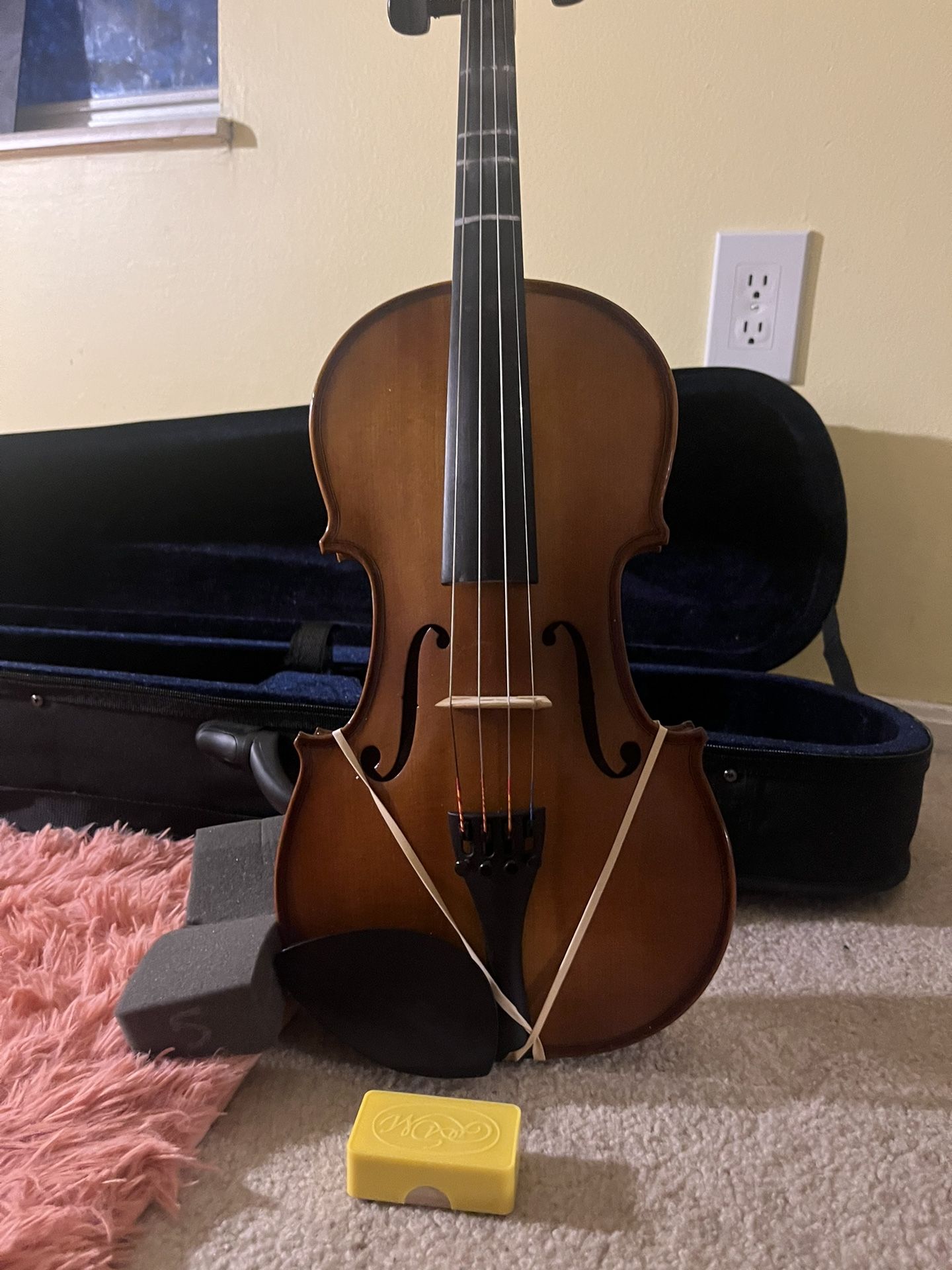 Violin 4/4 Size NEED TO SELL ASAP MOVING!!