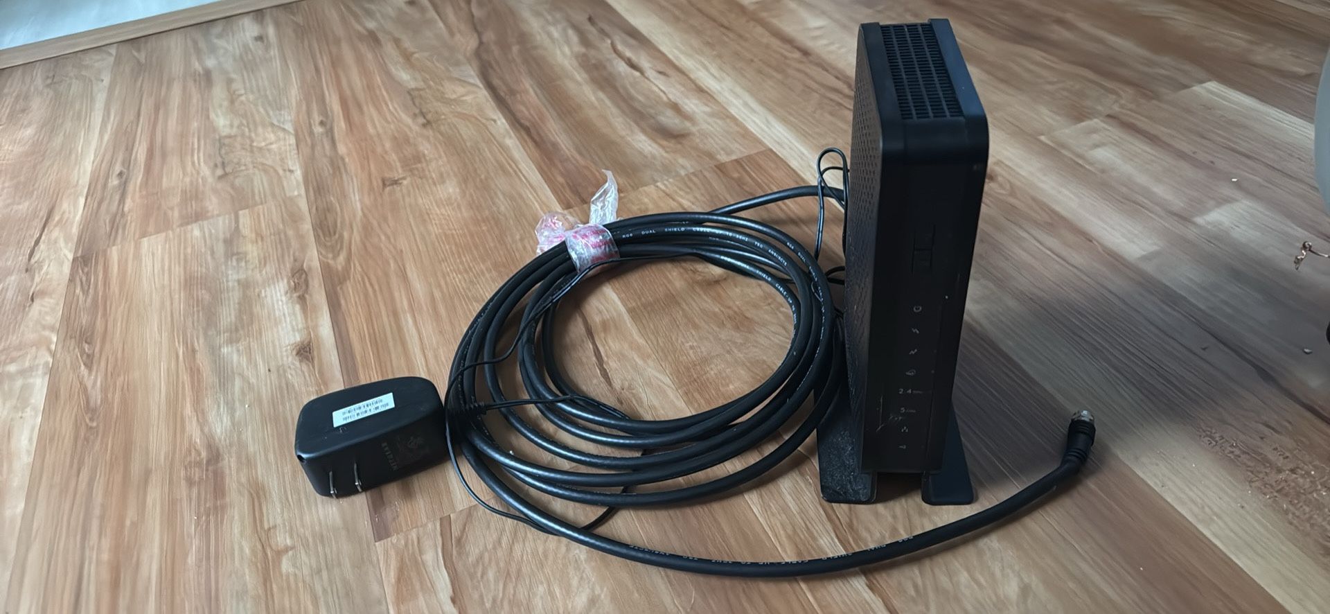 NETGEAR - Dual-Band N600 Router With 8 x 4 DOCSIS 3.0 Cable Modem