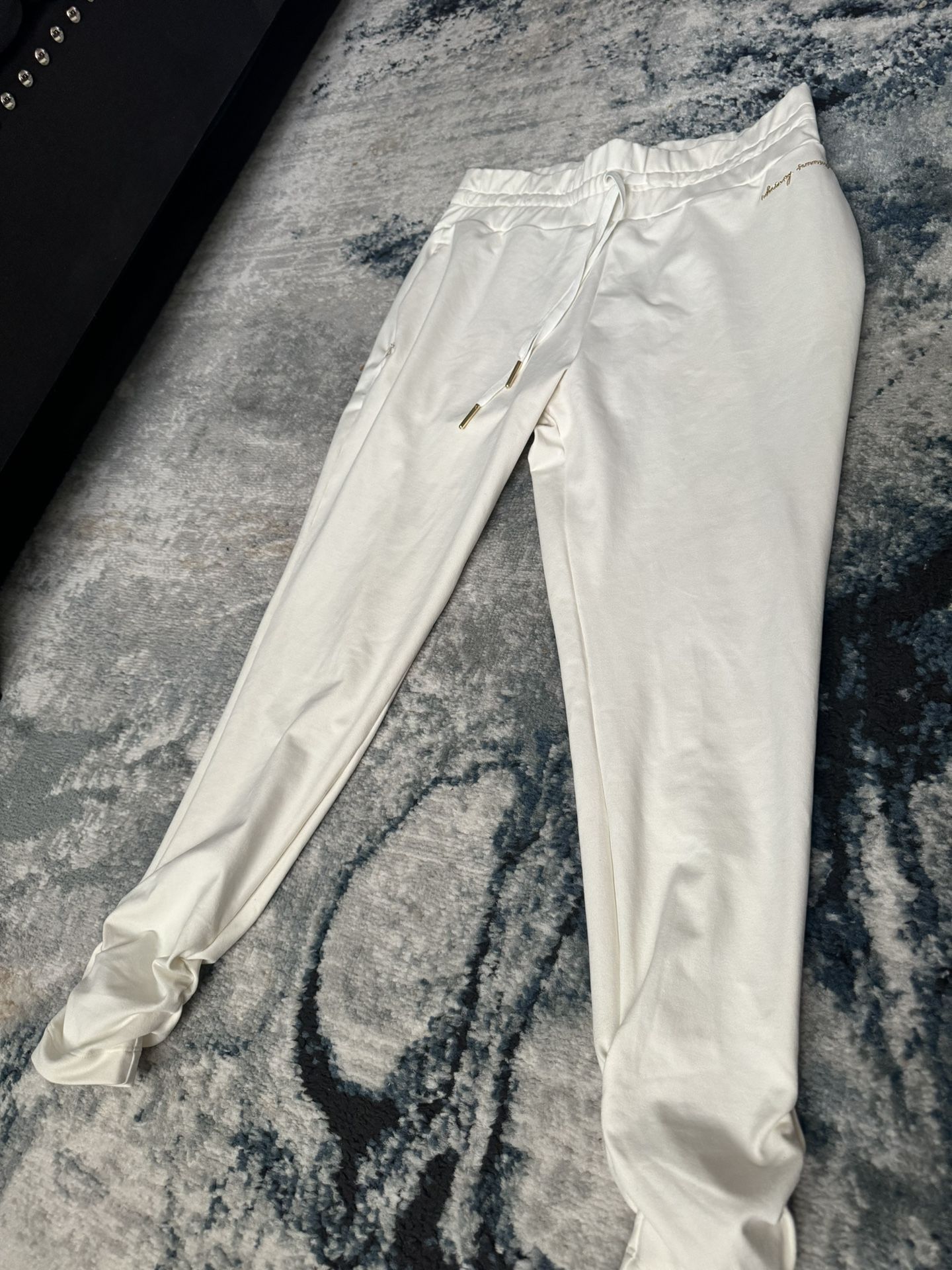 whitney simmons Gym-shark jogger size M. Good condition no holes no stain. Color cream. Smooth and stretchable materials