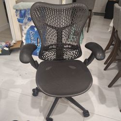 Herman Miller Mirra 1 Chair -Good Condition EVERYTHING WORKS 