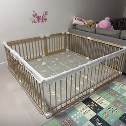 Baby play wood gate