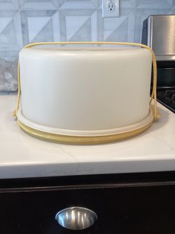 TUPPERWARE round cake taker with strap 11” x 7” great clean condition