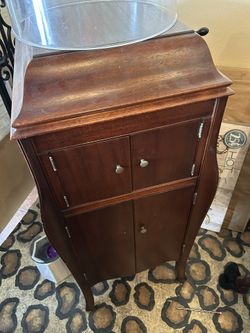 Antique VICTROLA,  very old with some old classical records included