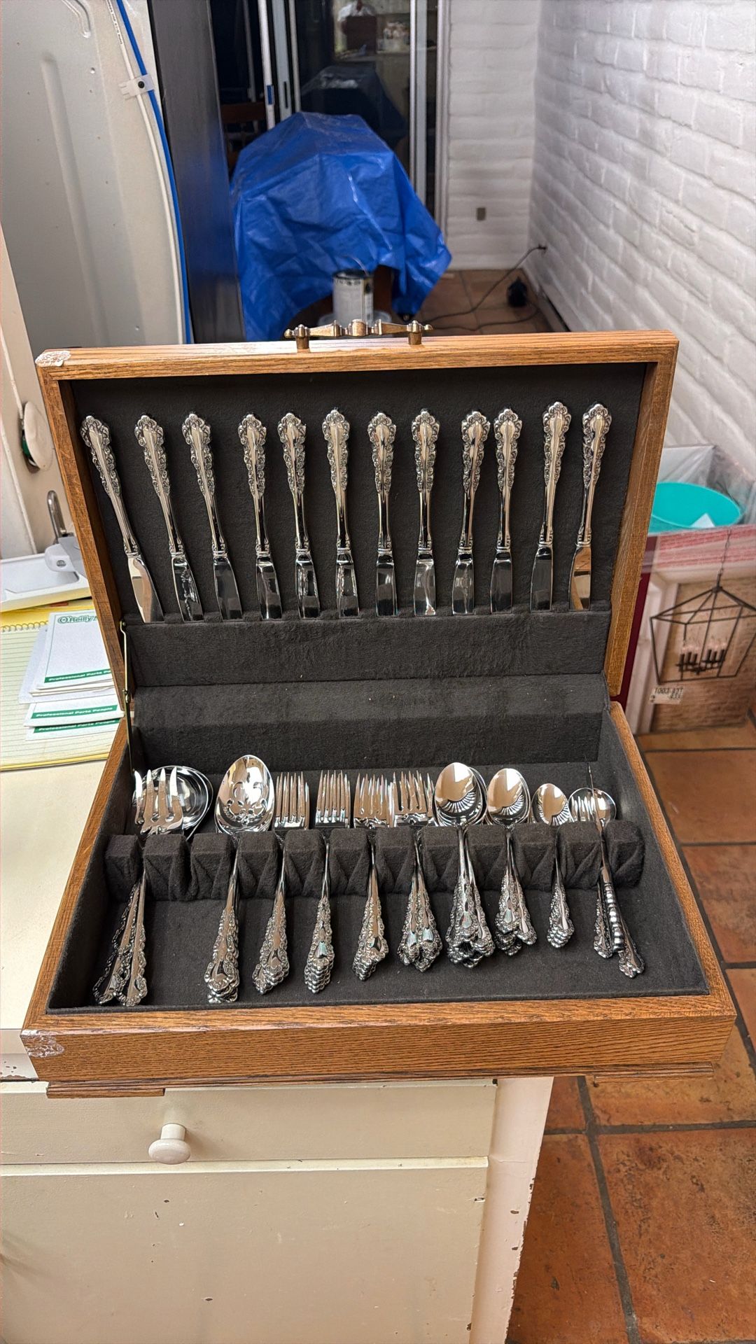 Oneida 63 Piece Set Flatware