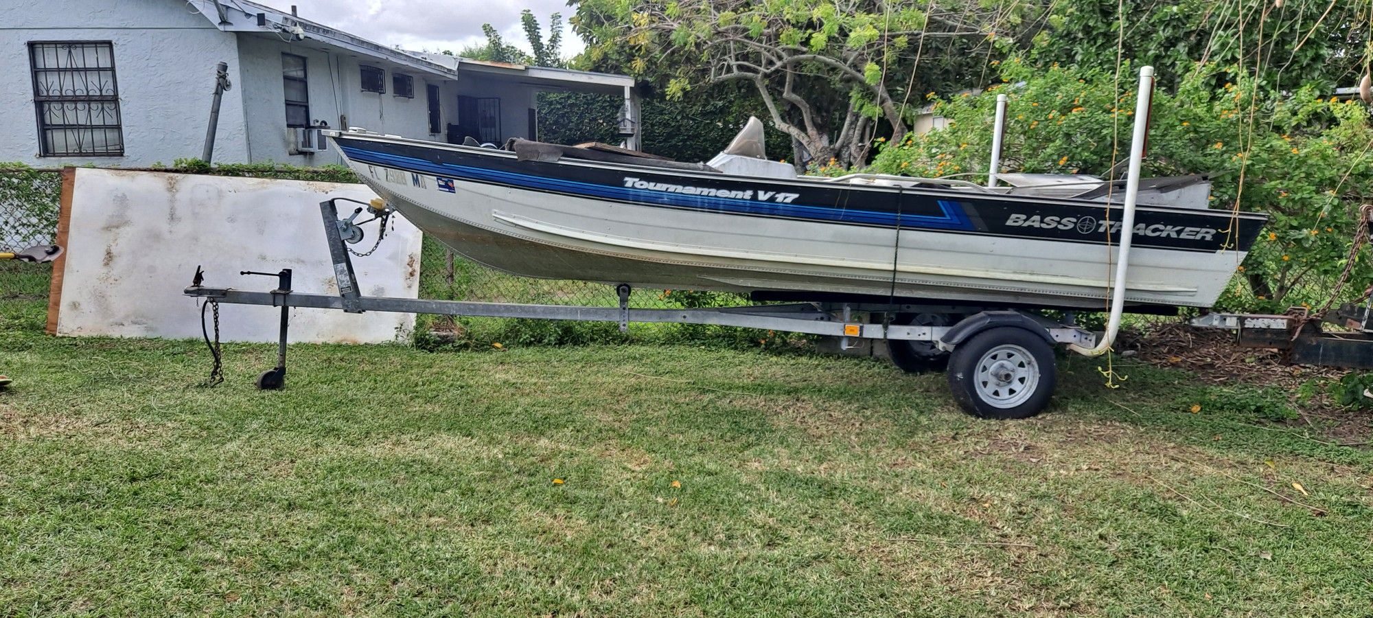 17"Bass Tracker 60hp Tracker Pro