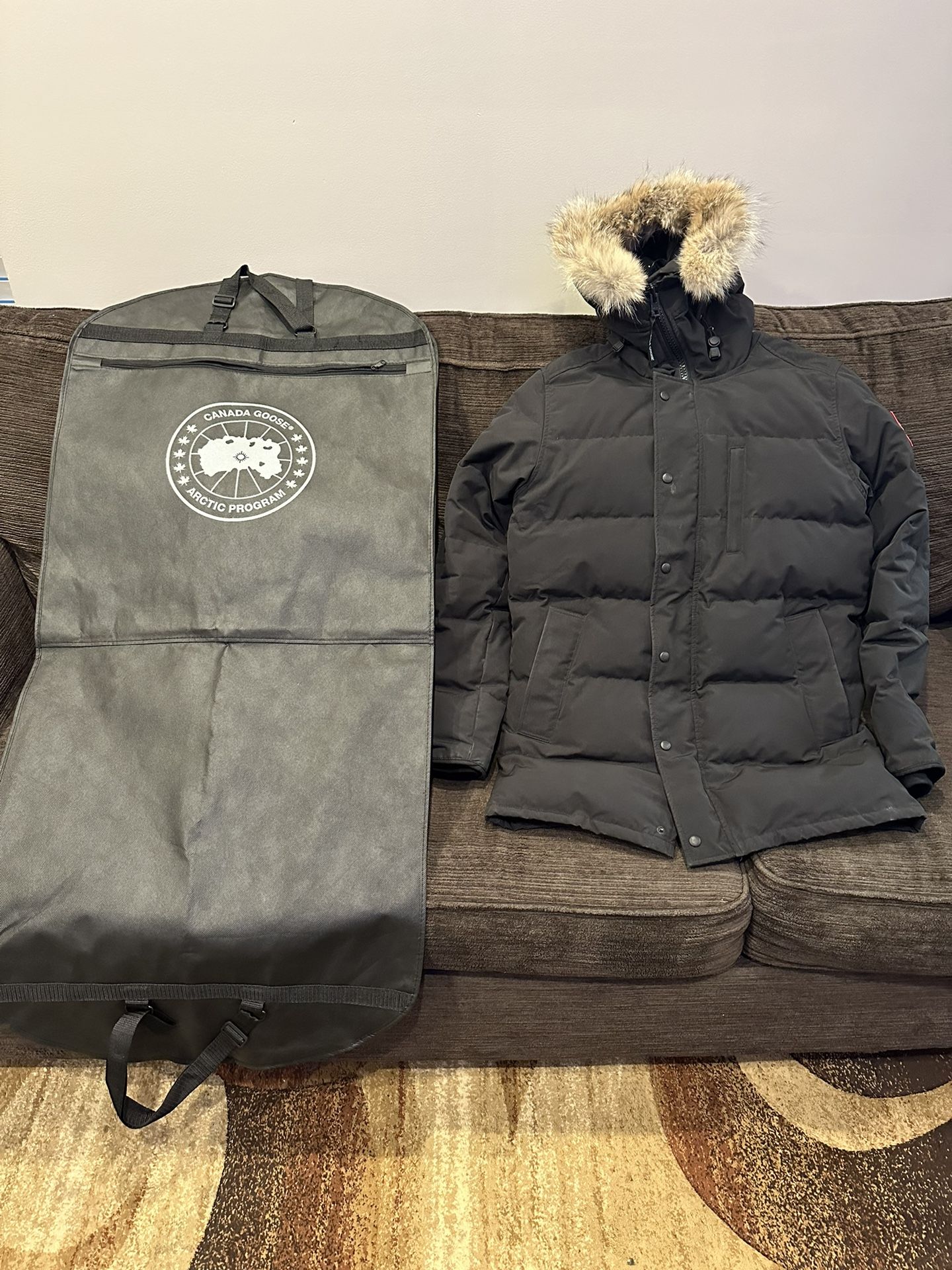 CANADA GOOSE JACKET ( LIKE NEW )