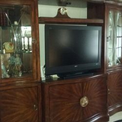 ENTERTAINMENT CENTER (EXPANDS)