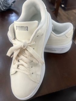 Tennis shoes