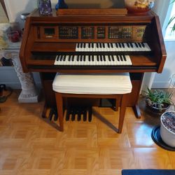 Lowrey Genius Organ 