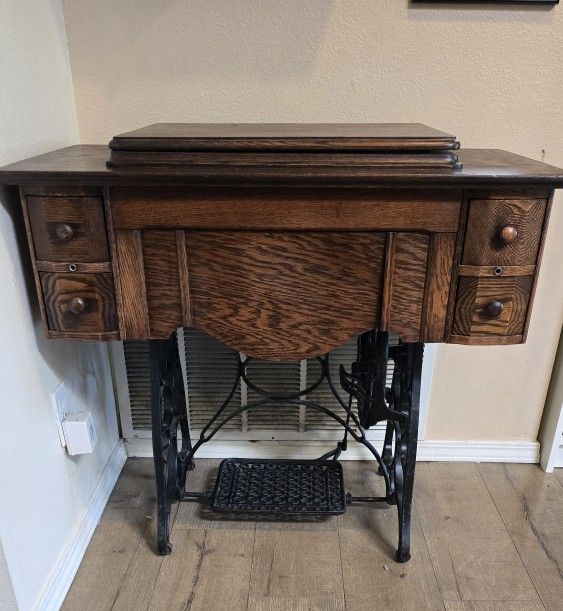 1900's Vintage Sewing Machine with 4 Drawers On Wheels