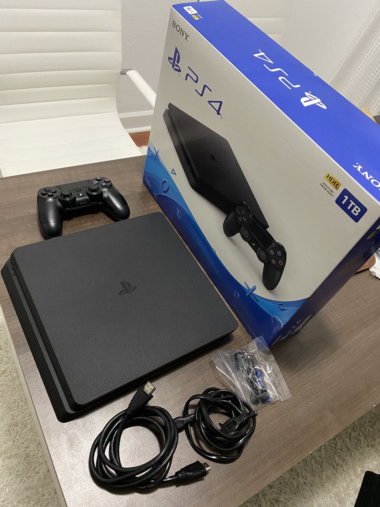 PlayStation 4 Slim 1TB w/control