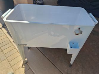 Rolling ice chest/cooler