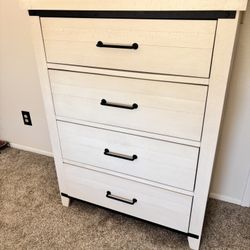 4 Drawer Dresser Great Condition