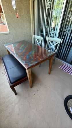 Mesa, taburete y 2 sillas